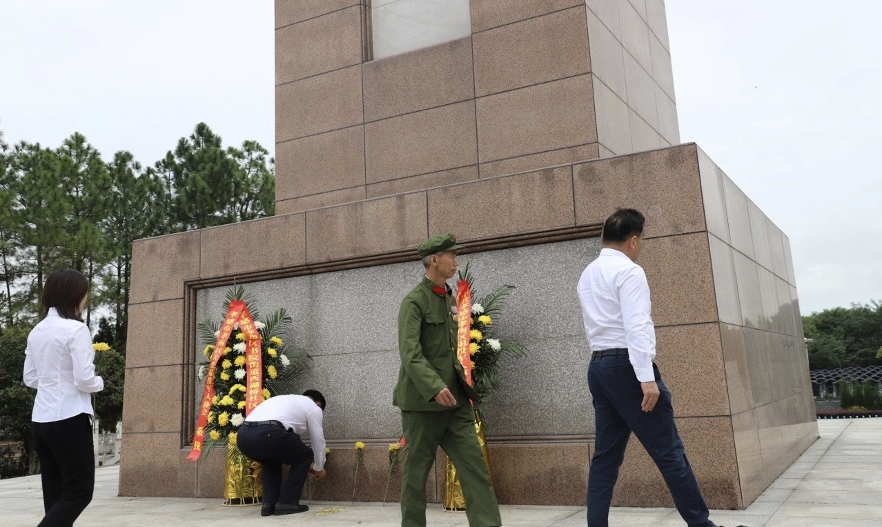 为烈士献祭花篮